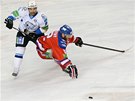 Kapitán Lva Praha Jií Novotný padá v utkání s Barysem Astana.