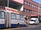 Autobus s vulgárními nápisy na Smíchovském nádraí v Praze