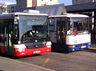 Autobusy MHD projídjí na Smíchovském nádraí kolem vraku kloubového autobusu