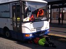 Pracovníci odtahové služby připravují vrak autobusu na odtah