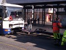 Pracovníci odtahové služby připravují autobus na odtah