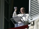 Pape pi nedlní modlitb ped vícími vytáhl krabiku s léky a ekl jim, e...