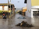 Sardinii zasáhly bleskové povodn. Na snímku zaplavené ulice msta Uras (19....