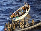Zásahová jednotka z dánské válené lod Esbern Snare zatýká somálské piráty