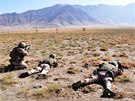 etí vojáci bhem cviných stteleb v okolí základny Bagrám v Afghánistánu