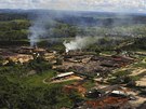 Pily na okrajích vykácených oblastí v Amazonii. (20. dubna 2013)