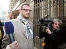 Expremiér Petr Neas pichází k výslechu na policii v Praze v kauze jeho