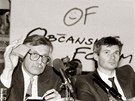 Václav Klaus a Milan Kondr hlasují na snmu Obanského fóra v Praze. (25. února