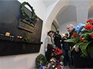 Premiér v demisi Jií Rusnok poloil na Národní tíd kytici k pamtní desce.
