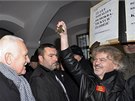 Bývalý prezident Václav Klaus piel na Národní tídu poloit kytici k pamtní