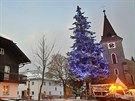 V Kvildě na Prachaticku zkoušeli rozsvícení vánočního stromu u kostela....