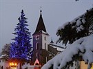 V Kvildě na Prachaticku zkoušeli rozsvícení vánočního stromu u kostela....