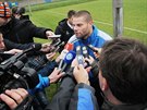 David Bystro odpovídá novinám ped tréninkem fotbalist Plzn.