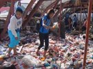 Obyvatelé Filipín, kteí peili ádní tajfunu Haiyan, shánjí potraviny.