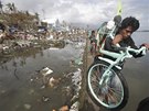 Jednomu z obyvatel Taclobanu se z trosek podailo vytáhnout jízdní kolo. (10....