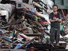 Následky ádní tajfunu na Filipínách. Jeden z obyvatel zasaeného msta stojí...