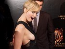 Jennifer Lawrence vyrazila na premiéru v Paíi odván bez podprsenky.
