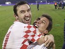 ROZJÁSANÉ OPORY. Chorvattí fotbalisté Darijo Srna (vlevo) a Mario Mandzuki si...