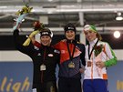 STUPN VÍTZ. Martina Sáblíková (uprosted) po vítzství na 3 000 metr v Salt
