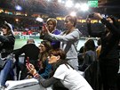 NA PAMÁTKU. Berdych i Djokovi se stali ve finále Davis Cupu vítaným objektem