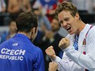 MÁME TO. Tomá Berdych a Radek tpánek se radují z triumfu v Davis Cupu. 