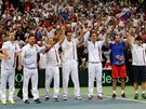 DKOVAKA. eský tenisový tým slaví s fanouky vítzství v Davis Cupu. 