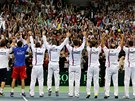 RUCE NAHORU. eský tenisový tým slaví s eskými fanouky triumf v Davis Cupu. 