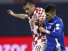 Chorvatský fotbalista Ivaca Oli (vlevo) v souboji s Johannem Gudmudssonem z...