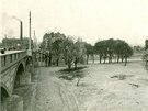 Pohled na ást ostrova tvanice, vlevo ást Hlávkova mostu. Rok 1912.