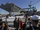 První letadlová lo nové generace USS Gerald Ford je na jaderný pohon. Trup je...
