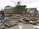 Tajfun vynesl obí lo z vody na pevninu, trosky pokryly ulice msta Tacloban,...