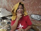Filipínka, která peila ádní tajfunu, sleduje zkázku u lodi vyvrené na sou...