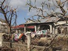 Obrázek zkázy z msta Daanbantayan na samém severu provincie Cebu. Záchranái s...