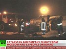 Zábry z vysílání ruské televize RT z místa nehody v Kazani.