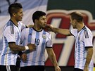 Argentintí fotbalisté slaví gól, uprosted autor Sergio Agüero.