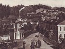 Zvlátní kreslený pohled na kolu a obec v pozadí. Konec 19. století