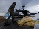 Ameriané piváejí do Taclonu jídlo a pitnou vodu. Na humanitární pomoc na
