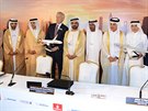 Zástupci Boeingu a Emirates podepsali smlouvu na koupi 150 letoun. Zleva...