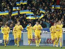 SLÁVA V KYJEV. Ukrajintí fotbalisté oslavují gól proti Francii.