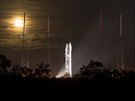 Noc před předpokládaným startem rakety Atlas V, která má v pondělí 18....