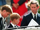Princ William, jeho bratr Harry a otec Charles na pohřbu princezny Diany (6....