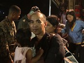 Evakuovan Filipnci vystupuj z americkho letounu na letiti v Manile