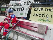 Aktivisté Greenpeace při zápase Kontinentální hokejové ligy mezi celky Lev