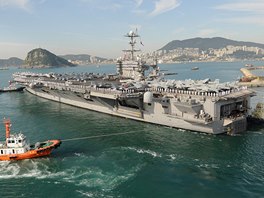 Americká letadlová lo� USS George Washington