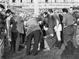 U ZASE DR? Kurizn moment z podzimu 1962: na Letn se bhem ligovho utkn