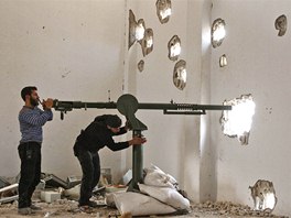 KANON VLASTNÍ VÝROBY. Písluníci Syrské osvobozenecké armády se pipravují k...