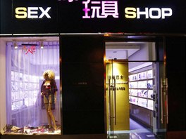 Sexuální pomcky si kupují bohatí i chudí. Vlevo je obchod, kde nakupují...