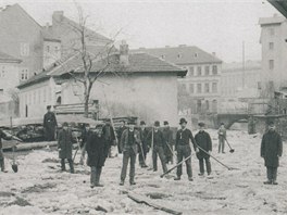 Odklízení nahromadného ledu z Botie v roce 1893, foceno z pod elezniního