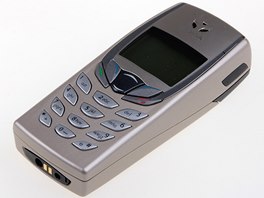 Bez mítka vypadá Nokia jako obyejný mobil z dob dávno minulých. Jene tak...