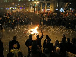 Masivní protest zaal spalováním odpadk a uniforem mstských pracovník v...